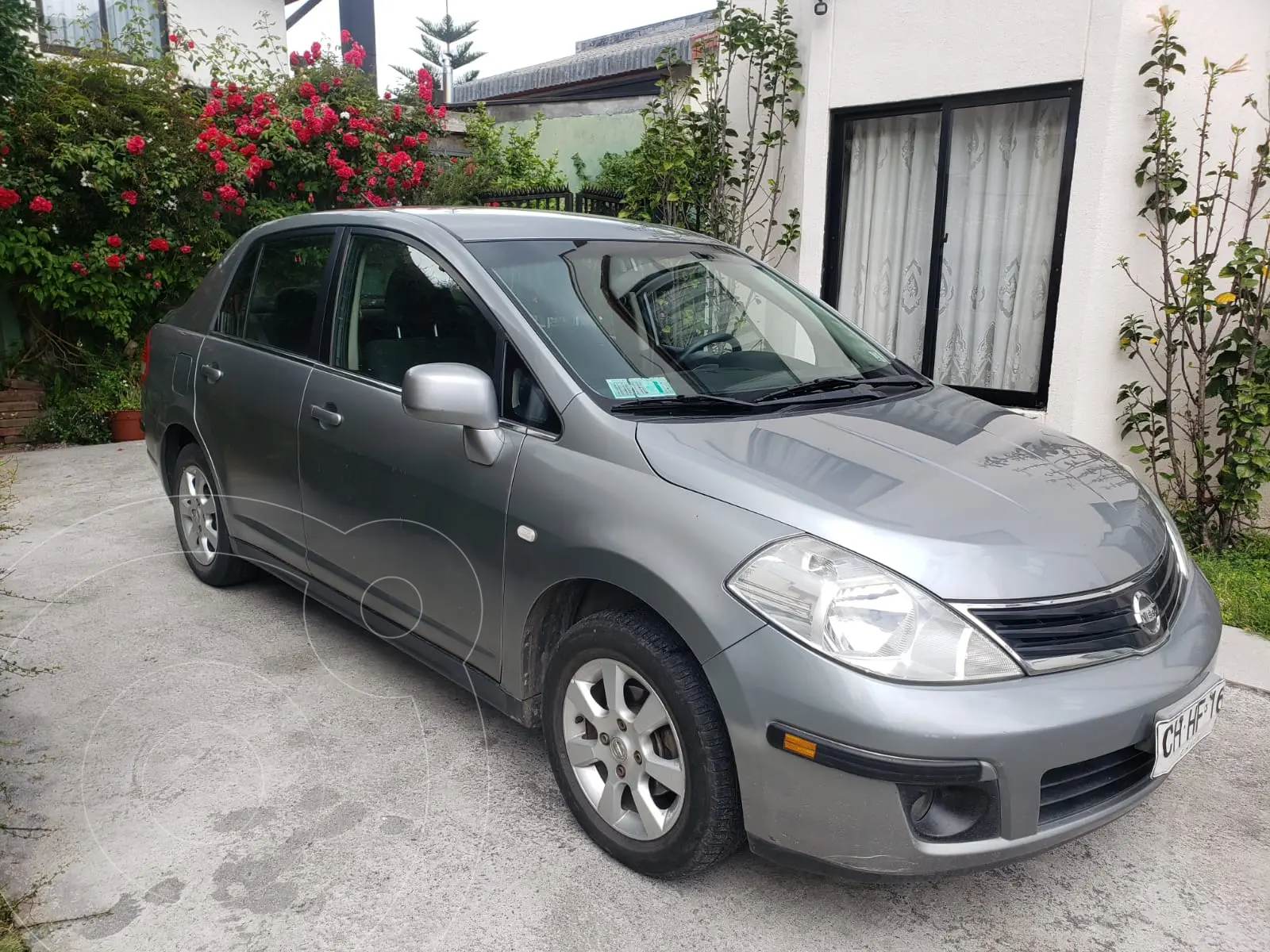 Nissan Tiida Sedán S 1.6 Plus Llantas