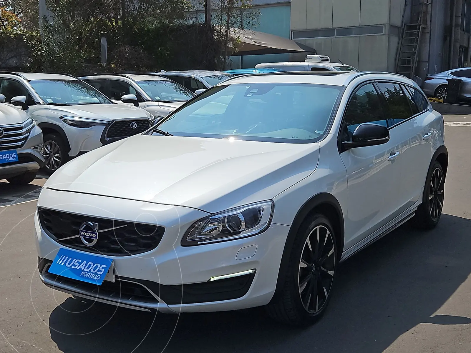 Volvo V60 Cross Country 2.4L D4 Limited