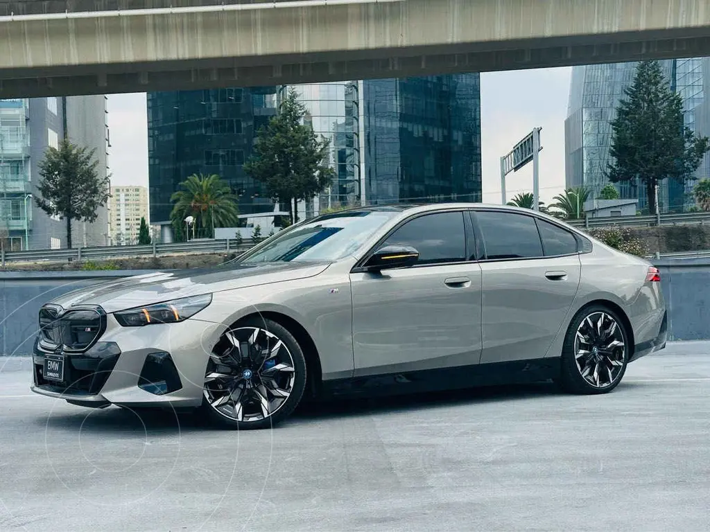 foto BMW i5 M60 xDrive usado (2024) color Gris precio $1,669,000