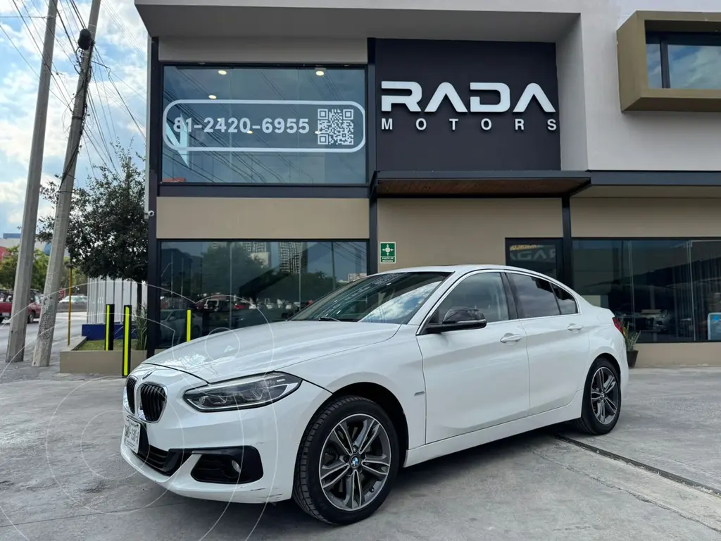 foto BMW Serie 1 Sedán 120iA Sport Line usado (2019) color Blanco precio $300,900