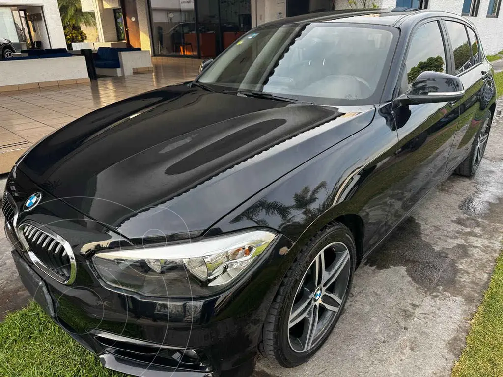 foto BMW Serie 1 Sedán 118iA Sport Line usado (2019) color Negro precio $358,000