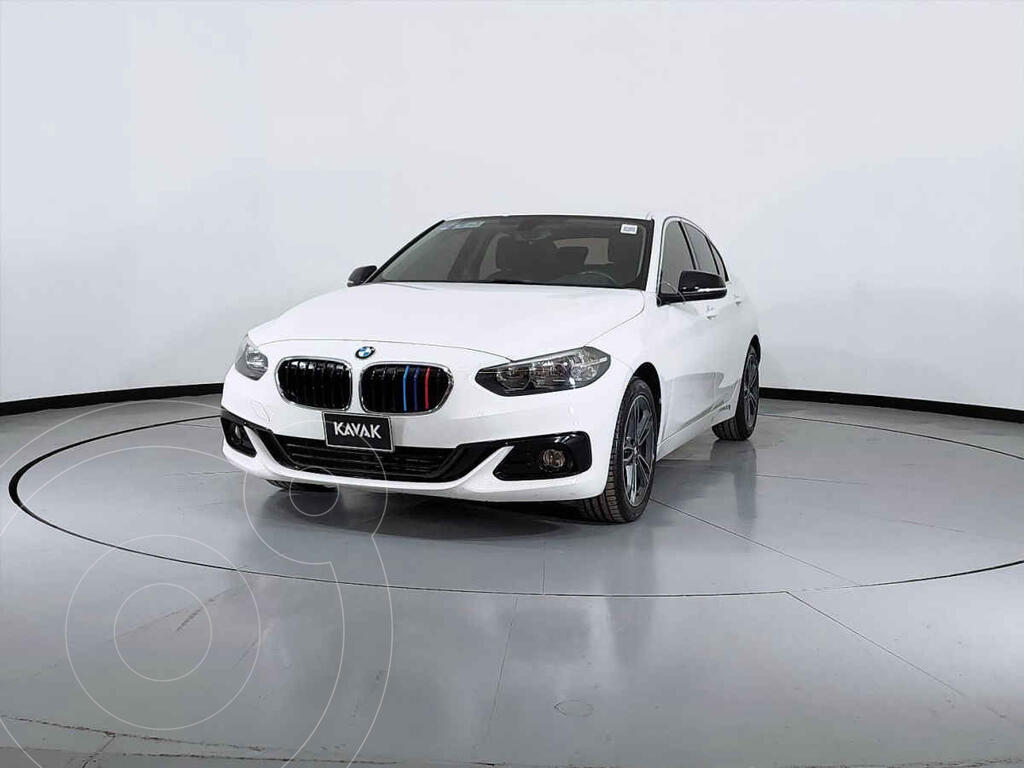 foto BMW Serie 1 Sedán 118iA Sport Line usado (2019) color Blanco precio $460,999