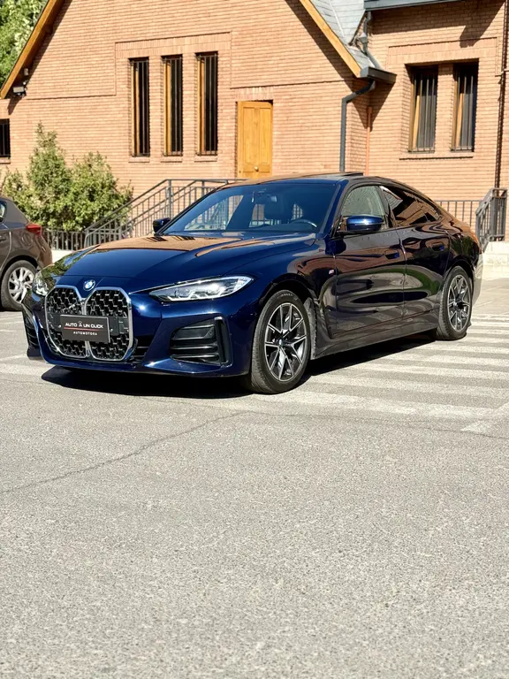foto BMW Serie 4 Gran Coupé 430i M Sport usado (2023) color Azul precio $39.990.000