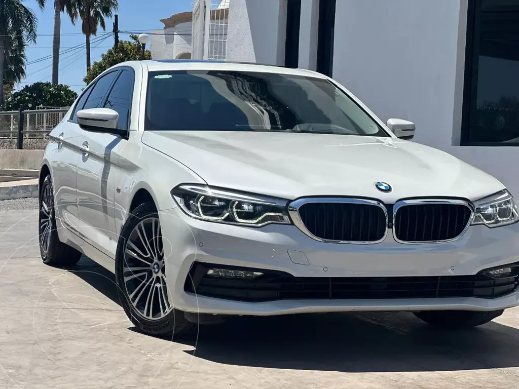 foto BMW Serie 5 530iA Sport Line usado (2018) color Blanco Mineral precio $488,000