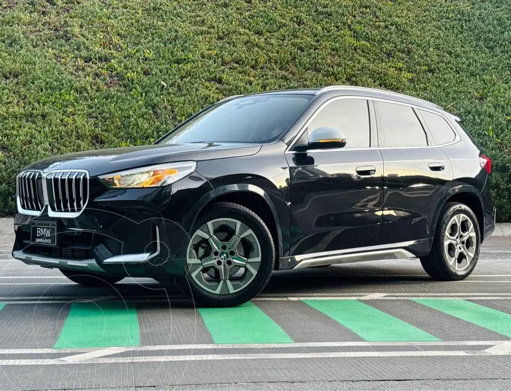 foto BMW X1 sDrive18i usado (2024) color Negro precio $819,000