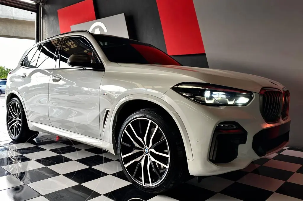 foto BMW X5 M50i usado (2021) color Blanco Mineral precio $1,150,000