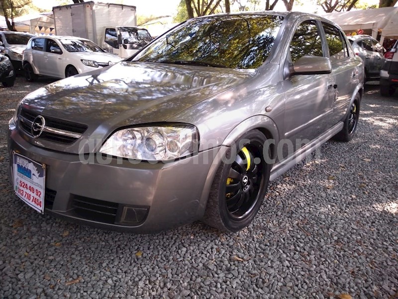 foto Chevrolet Astra Sedan 2.0 usado (2004) color Gris precio $16.500.000