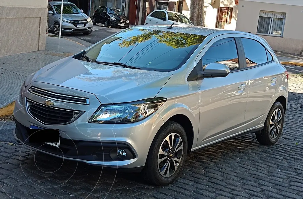foto Chevrolet Onix LTZ usado (2016) color Plata precio $13.500.000