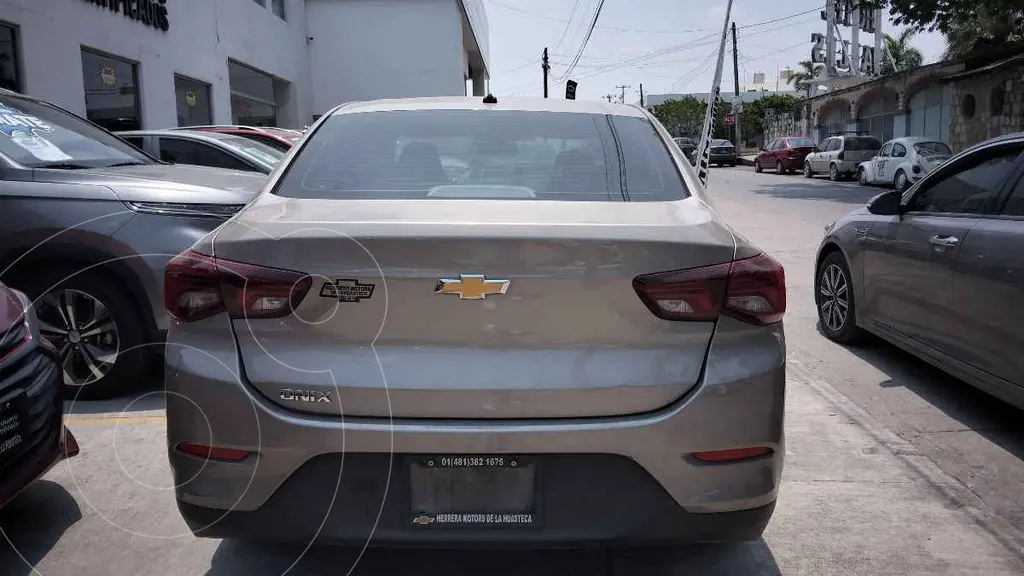 foto Chevrolet Onix LS Aut usado (2023) color Beige precio $278,000