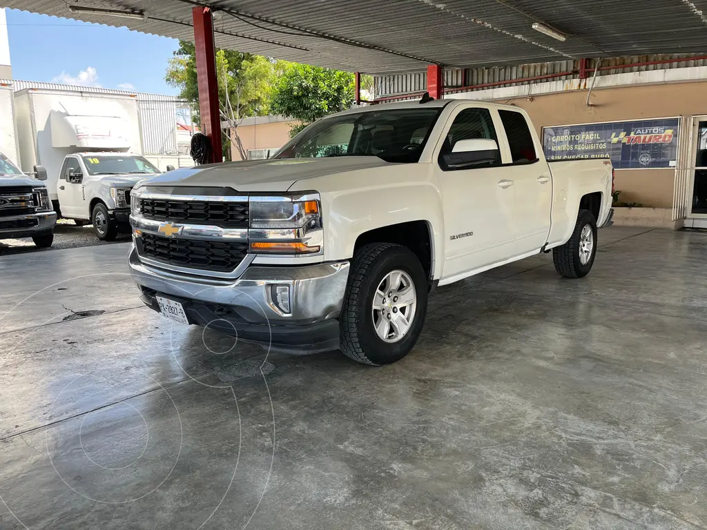 foto Chevrolet Silverado 4x4 Doble Cabina LS usado (2016) color Blanco precio $380,000