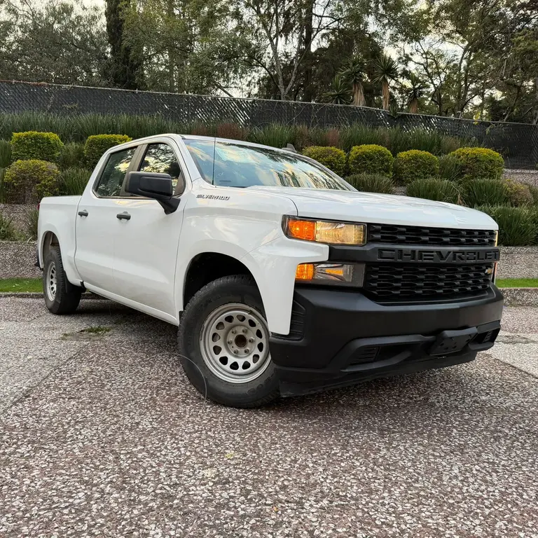 foto Chevrolet Silverado Doble Cabina 4X2 usado (2020) color Blanco precio $465,000