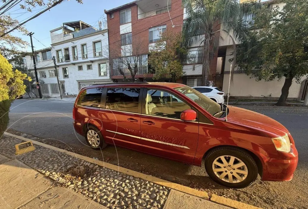 Chrysler Town and Country Touring Piel 3.6L 2015
