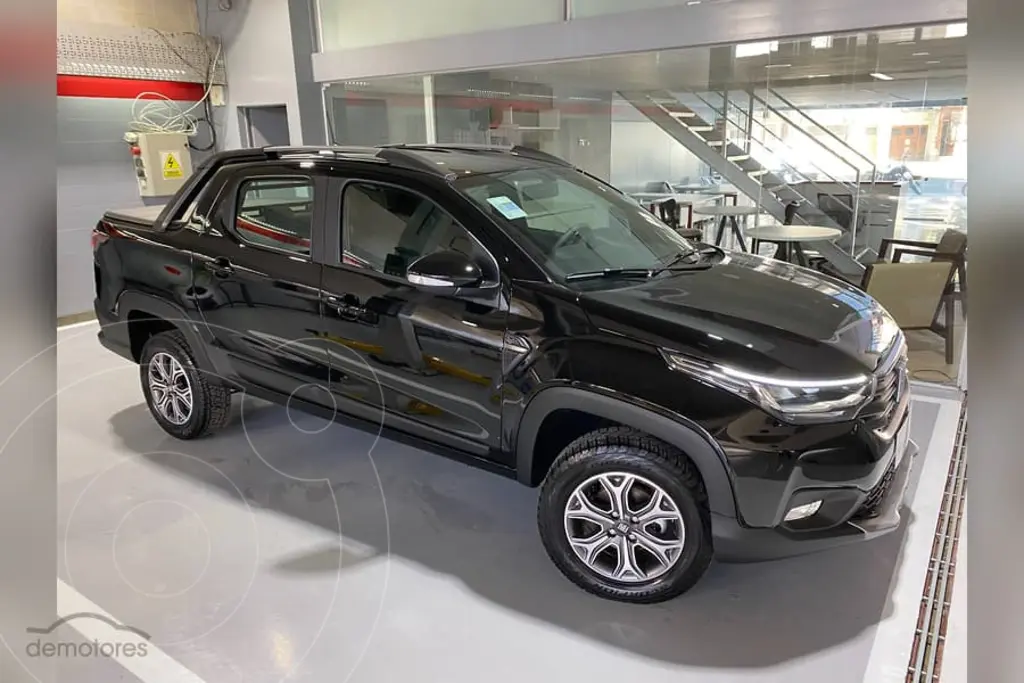 foto FIAT Strada Ultra T200 Cabina Doble nuevo color Negro Vulcano precio $33.600.000