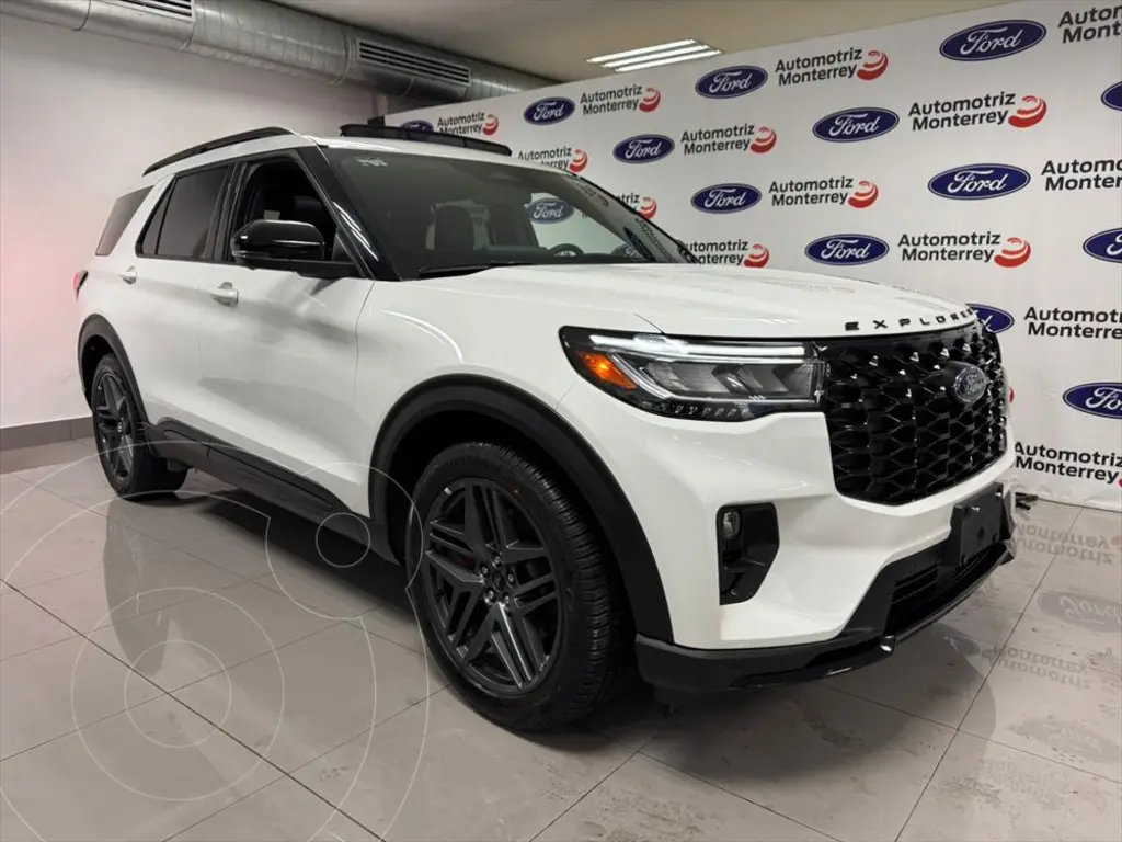foto Ford Explorer Platinum usado (2025) color Blanco precio $1,200,000
