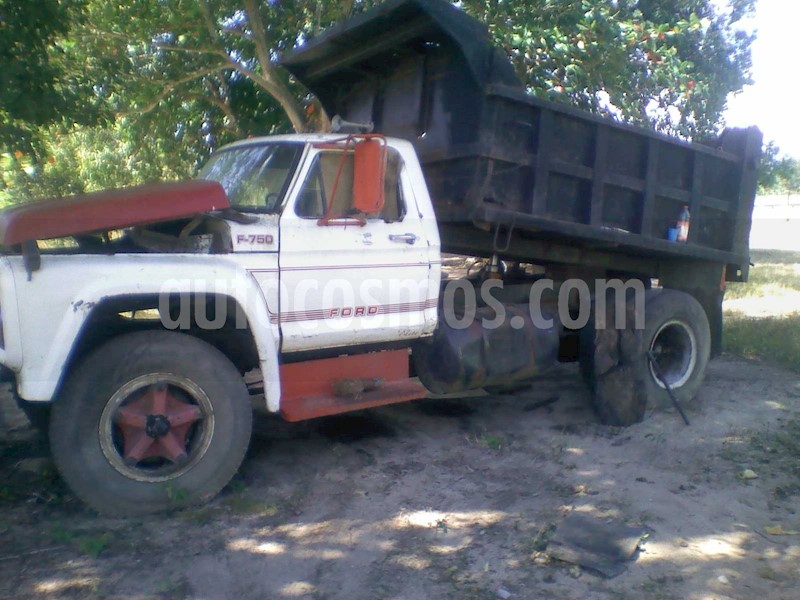 foto Ford F-750 6 cilindros usado