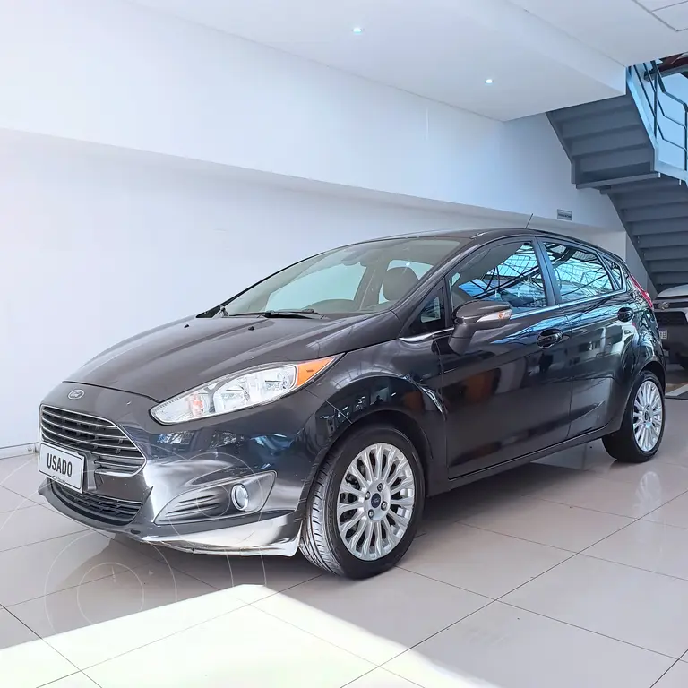 foto Ford Fiesta Kinetic Sedán Titanium usado (2014) color Gris precio $15.000.000