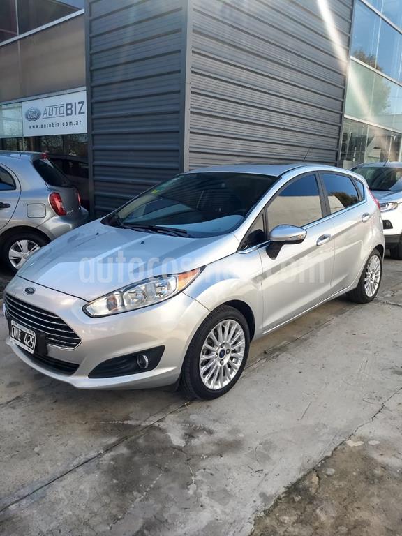 foto Ford Fiesta Kinetic Titanium Powershift usado (2015) color Gris precio $795.000