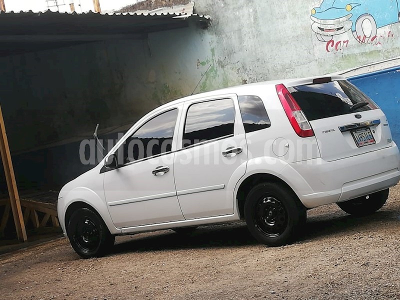 foto Ford Fiesta sedan usado
