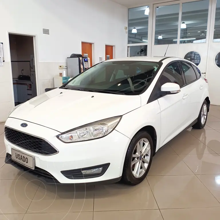 foto Ford Focus 5P 1.6L S usado (2016) color Blanco Oxford precio $17.500.000