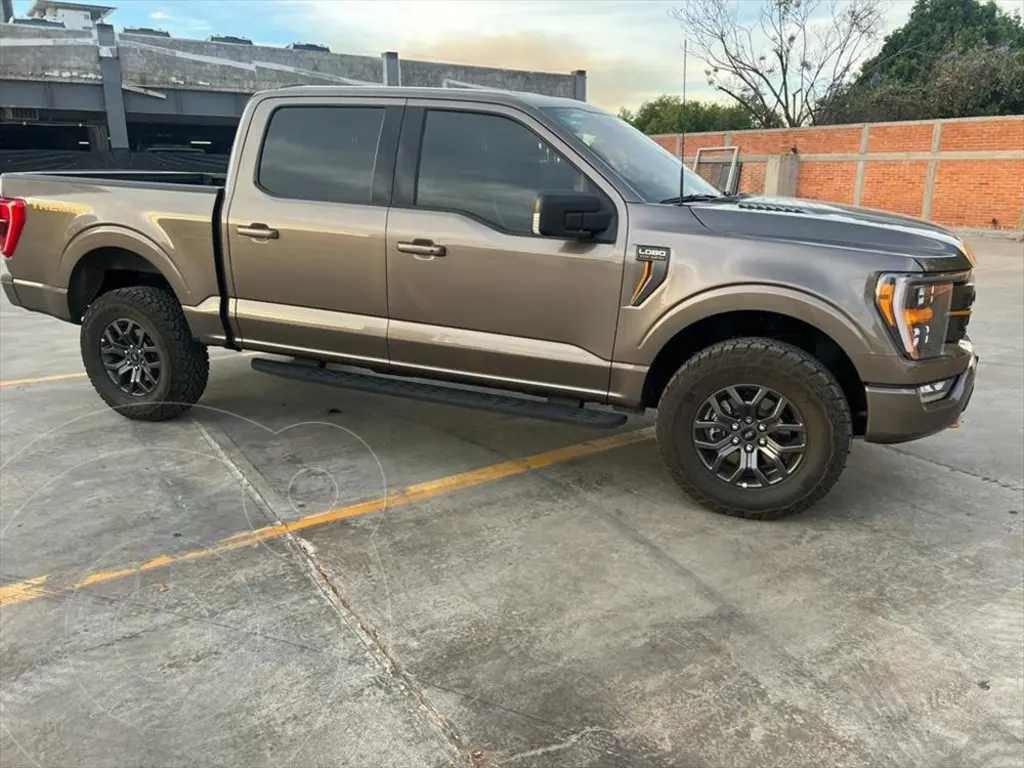 foto Ford Lobo Lariat Crew Cab 4x4 usado (2022) color Champagne precio $1,298,000