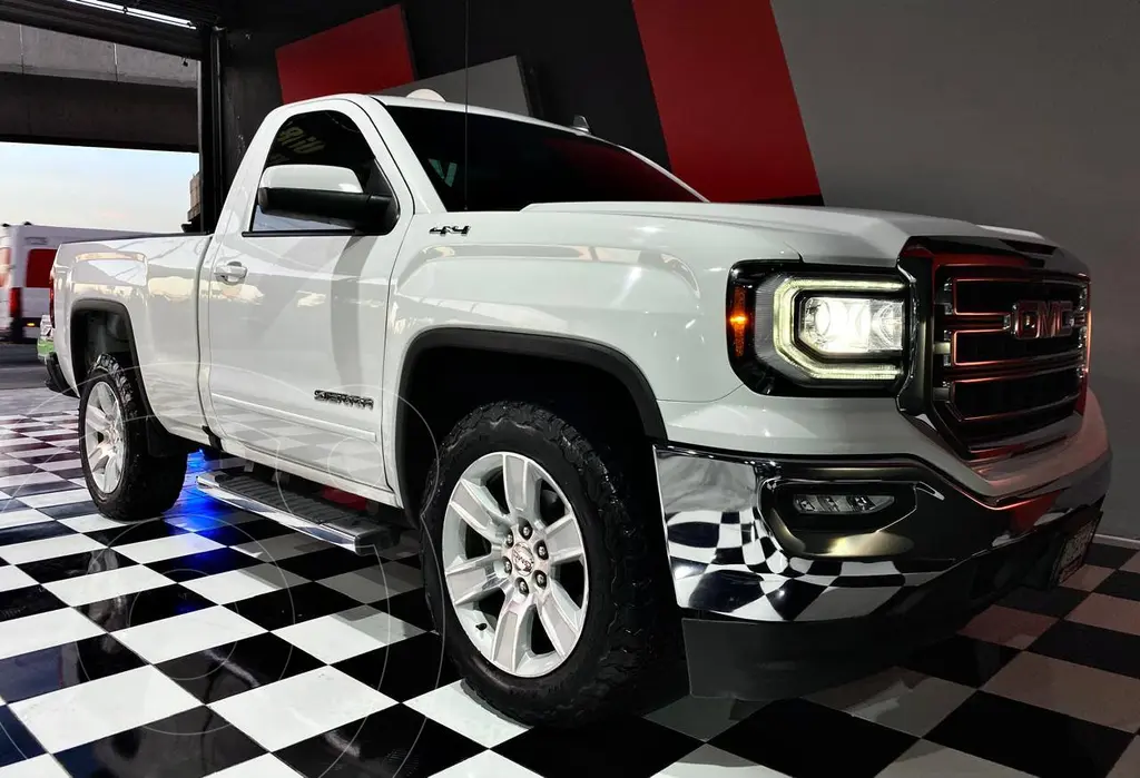 foto GMC Sierra Cabina Regular SLE 4x4 usado (2018) color Blanco precio $579,000