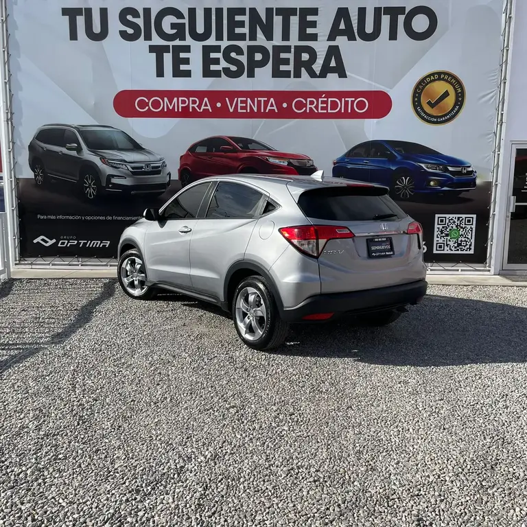 foto Honda HR-V Uniq usado (2022) color Plata Lunar precio $334,900