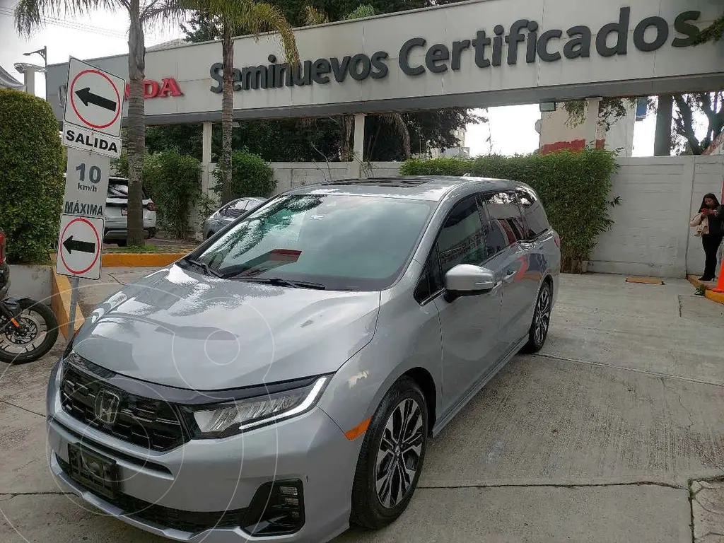 foto Honda Odyssey Touring usado (2025) color Plata precio $1,098,000