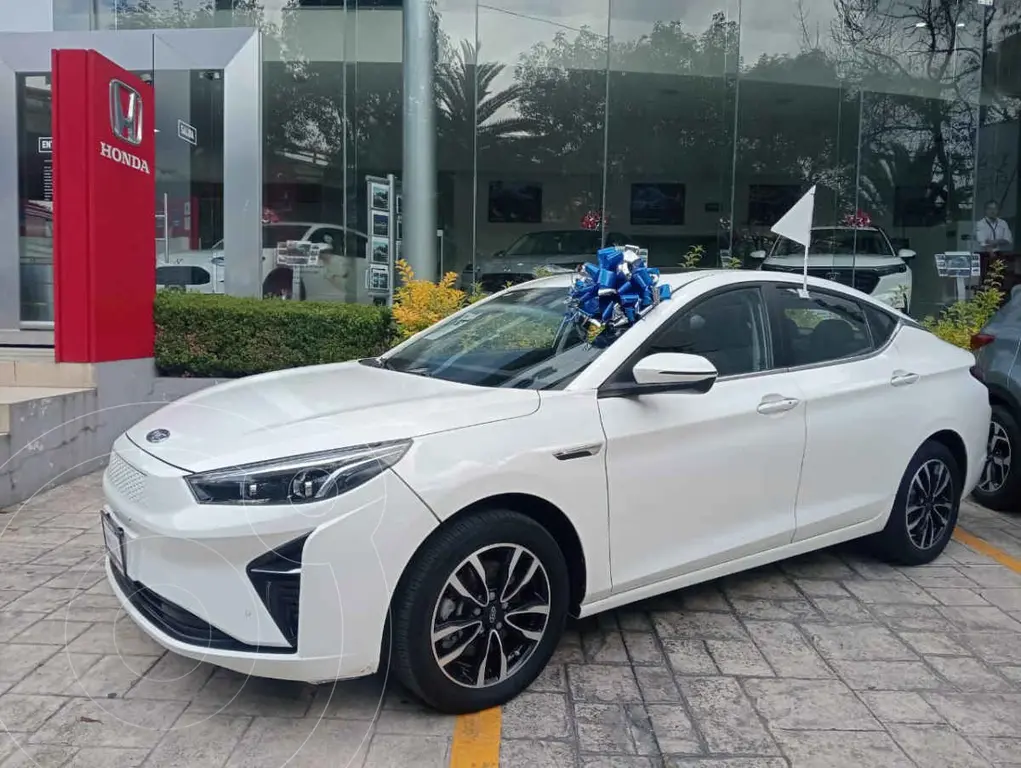 foto JAC E J7 Electric usado (2022) color Blanco precio $445,000