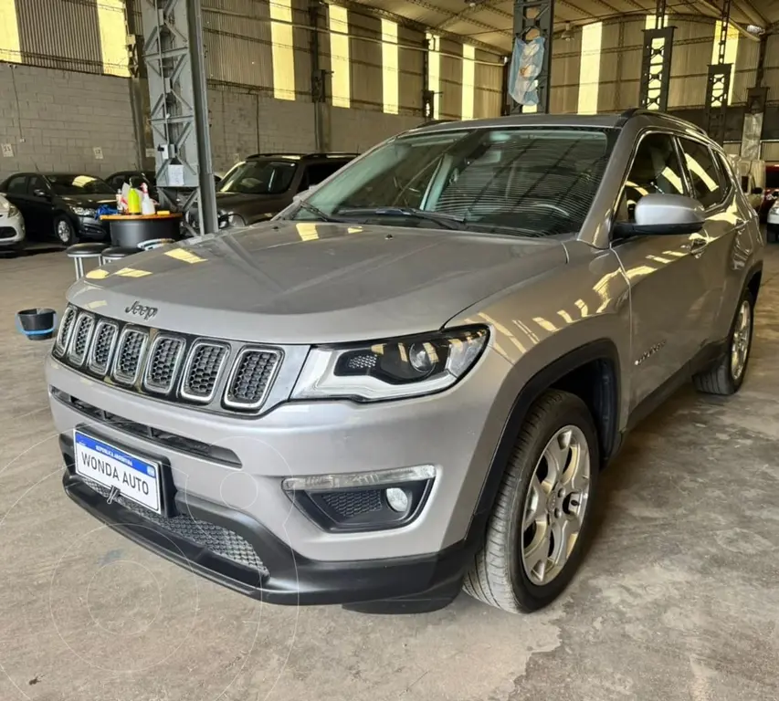 Compass 2 Jeep Compass COMPASS 2.4 LONGITUDE AT6 4X2 usado (2021) color Gris ...