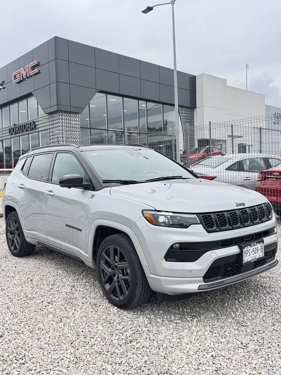 foto Jeep Compass High Altitude usado (2023) color plateado precio $650,000