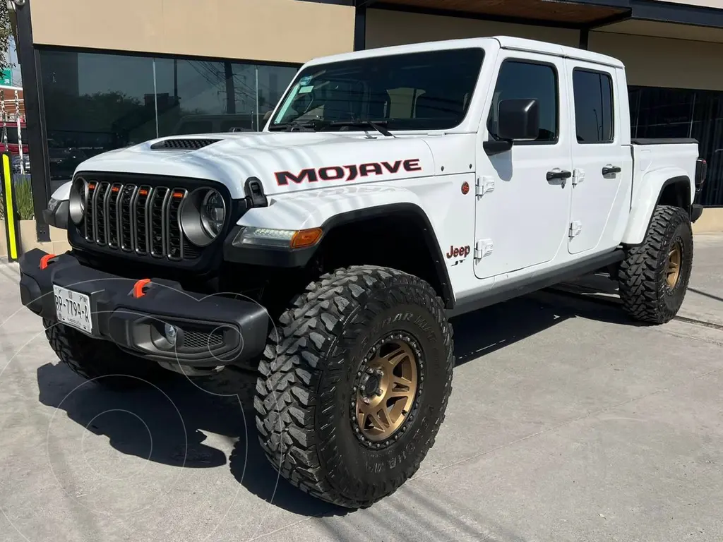 foto Jeep Gladiator Mojave usado (2023) color Blanco precio $1,090,000
