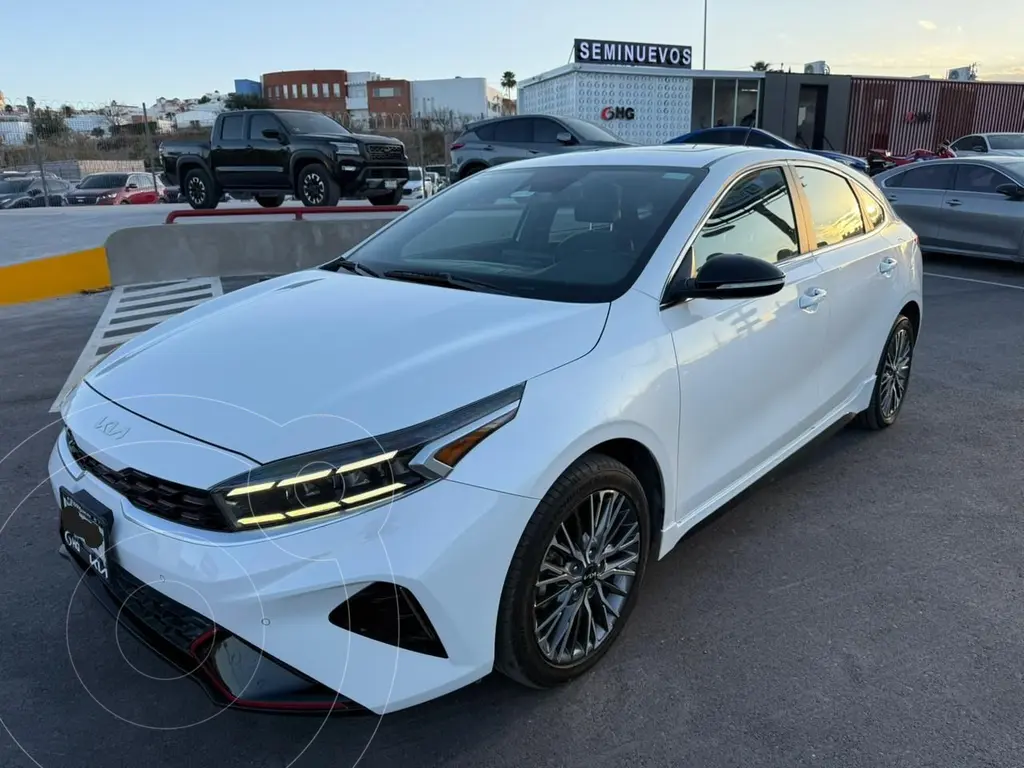foto Kia Forte Hatchback 2.0L GT Line Aut usado (2022) color Blanco precio $366,000