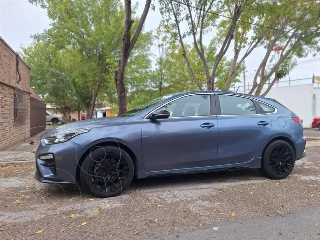 foto Kia Forte Hatchback HB GT usado (2020) color Azul Elctrico precio $315,000