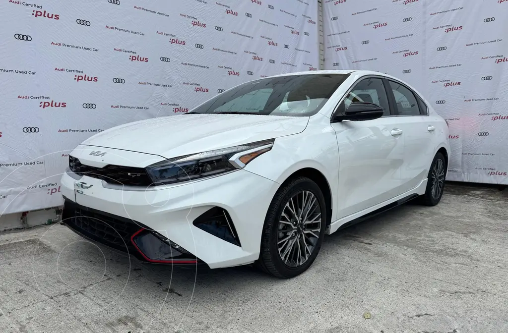 foto Kia Forte Sedán 2.0L GT Line Aut usado (2024) color Blanco precio $415,000