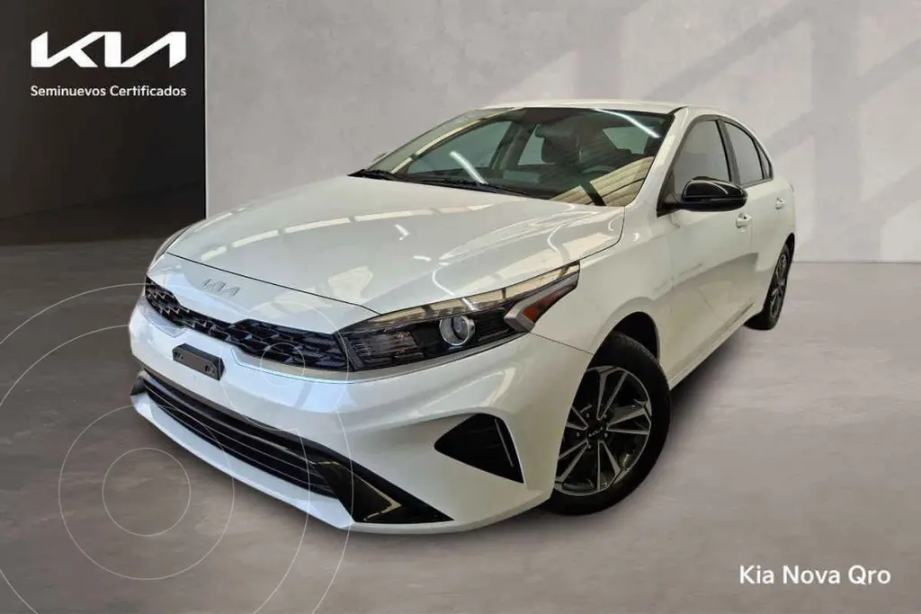 foto Kia Forte Sedán 2.0L LX Aut usado (2024) color Blanco precio $355,000
