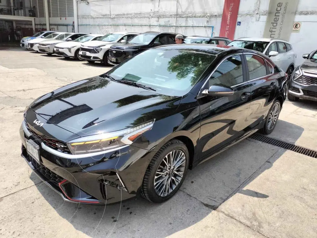 foto Kia Forte Sedán 1.6L GT Aut usado (2022) color Negro precio $399,000