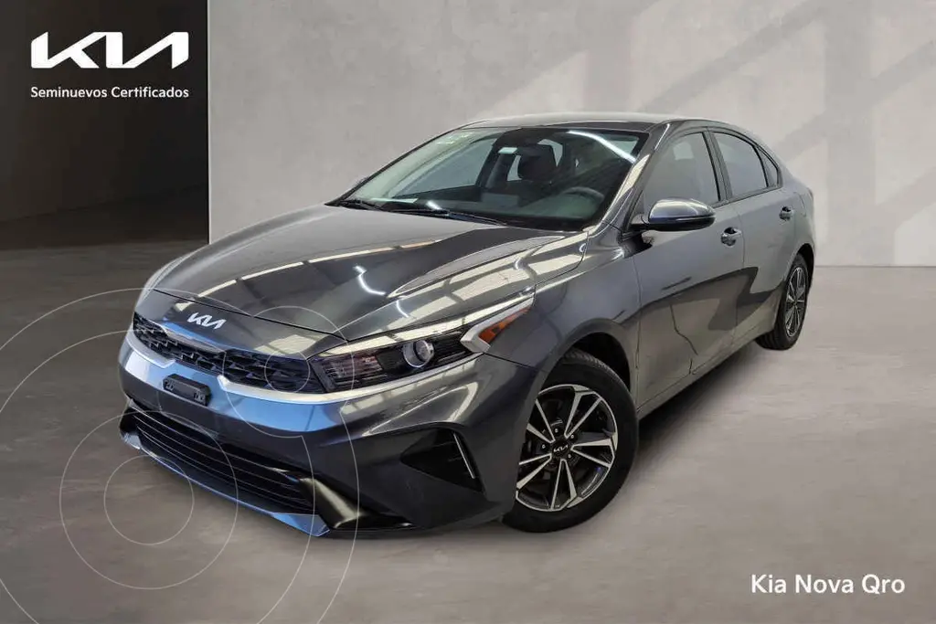 foto Kia Forte Sedán 2.0L LX Aut usado (2023) color Gris precio $335,000