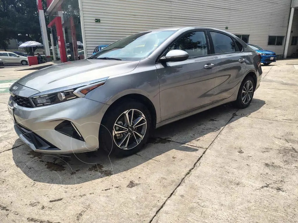 foto Kia Forte Sedán 2.0L LX usado (2023) color Gris precio $329,000