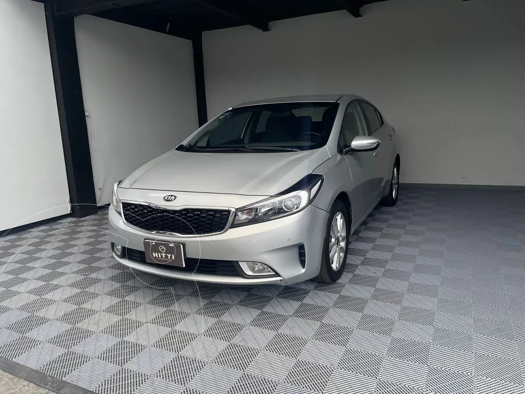 foto Kia Forte Sedán EX usado (2018) color plateado precio $208,000