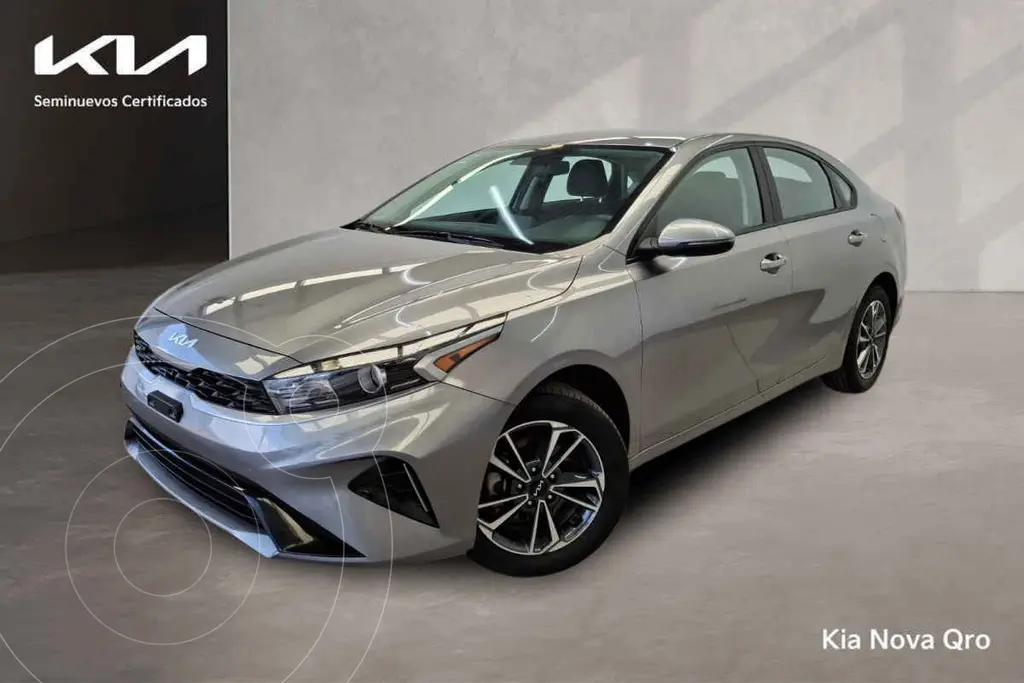 foto Kia Forte Sedán 2.0L LX Aut usado (2023) color Gris precio $336,000