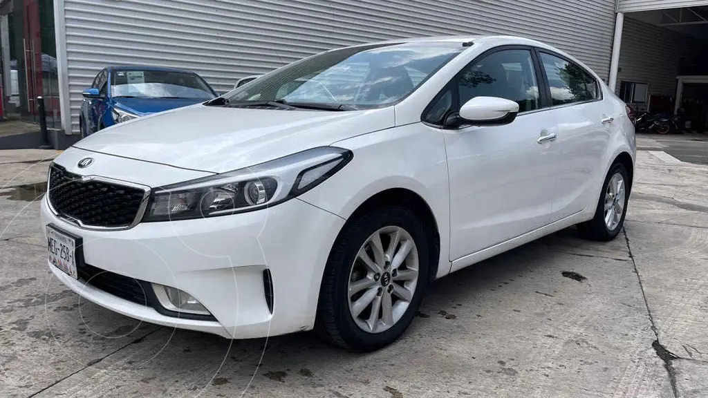 foto Kia Forte Sedán LX Aut usado (2018) color Blanco precio $219,000