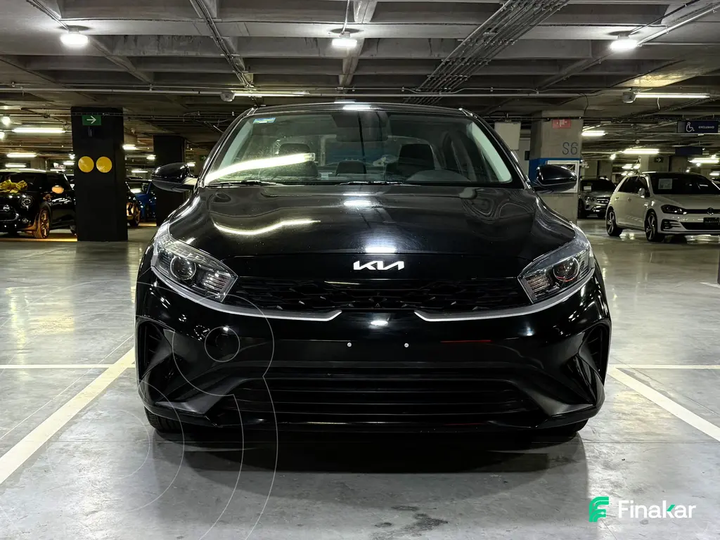 foto Kia Forte Sedán 2.0L LX usado (2022) color Negro precio $286,000