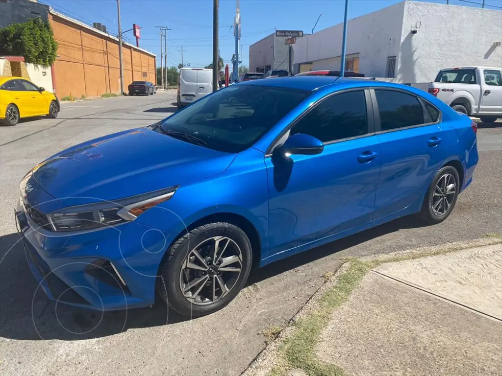 foto Kia Forte Sedán 2.0L LX usado (2022) color Azul Acero precio $240,000