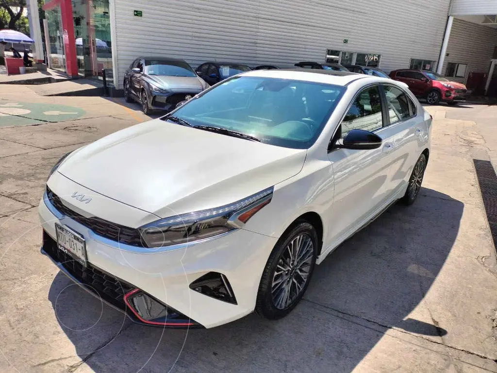 foto Kia Forte Sedán 2.0L GT Line Aut usado (2024) color Blanco precio $429,000