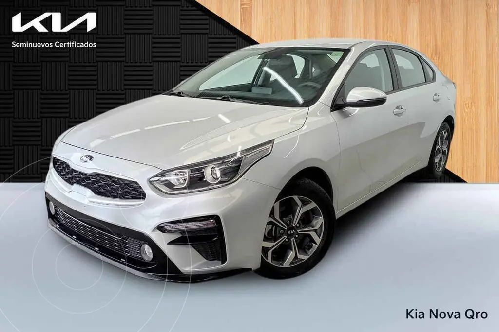 foto Kia Forte Sedán LX usado (2021) color Plata precio $315,000