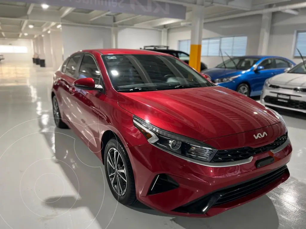 foto Kia Forte Sedán LX usado (2023) color Rojo Encendido precio $320,000