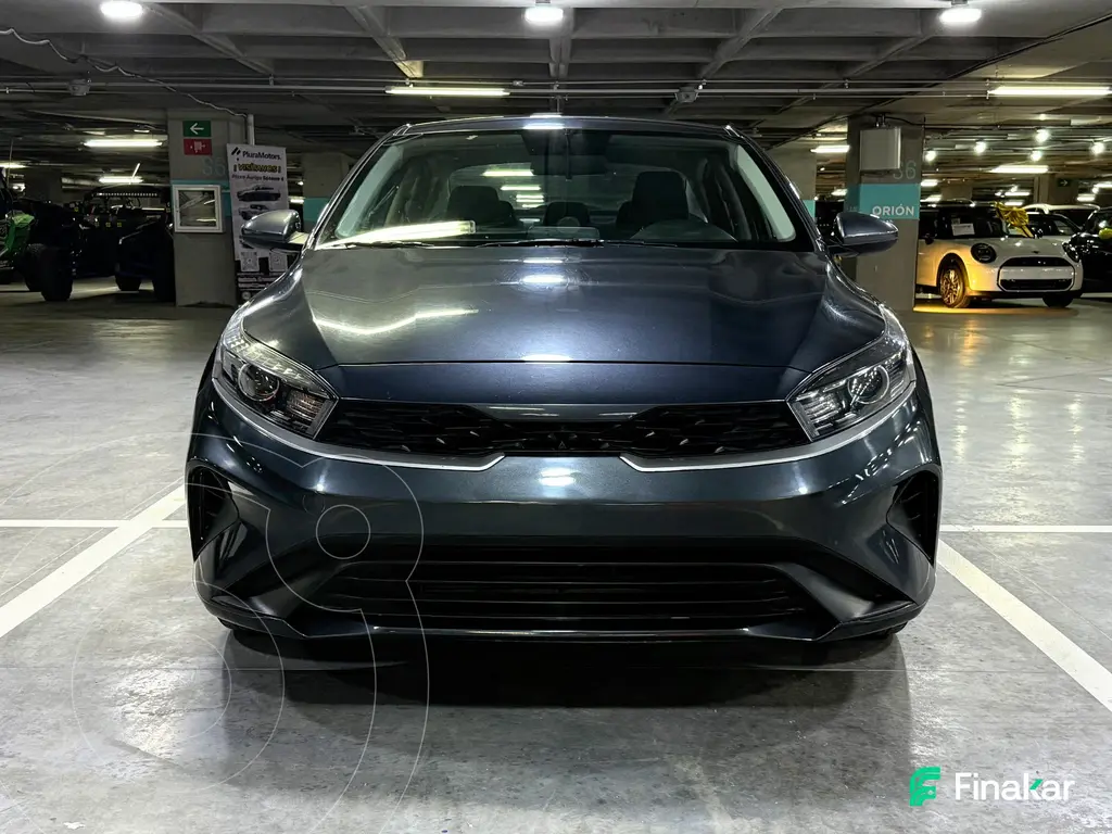 foto Kia Forte Sedán 2.0L LX usado (2023) color Gris Oscuro precio $294,000