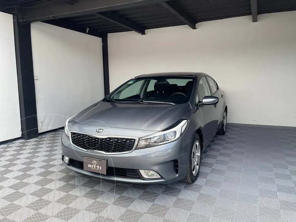 foto Kia Forte Sedán LX usado (2017) color Gris precio $192,000