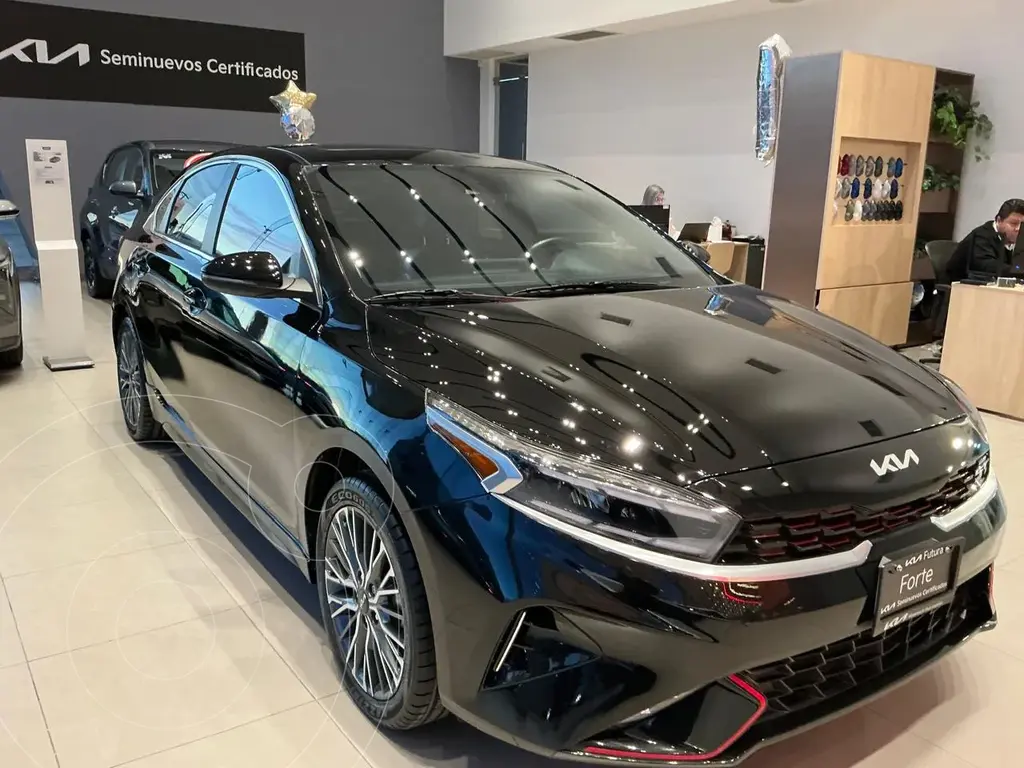 foto Kia Forte Sedán GT usado (2024) color Negro Aurora Perla precio $445,000