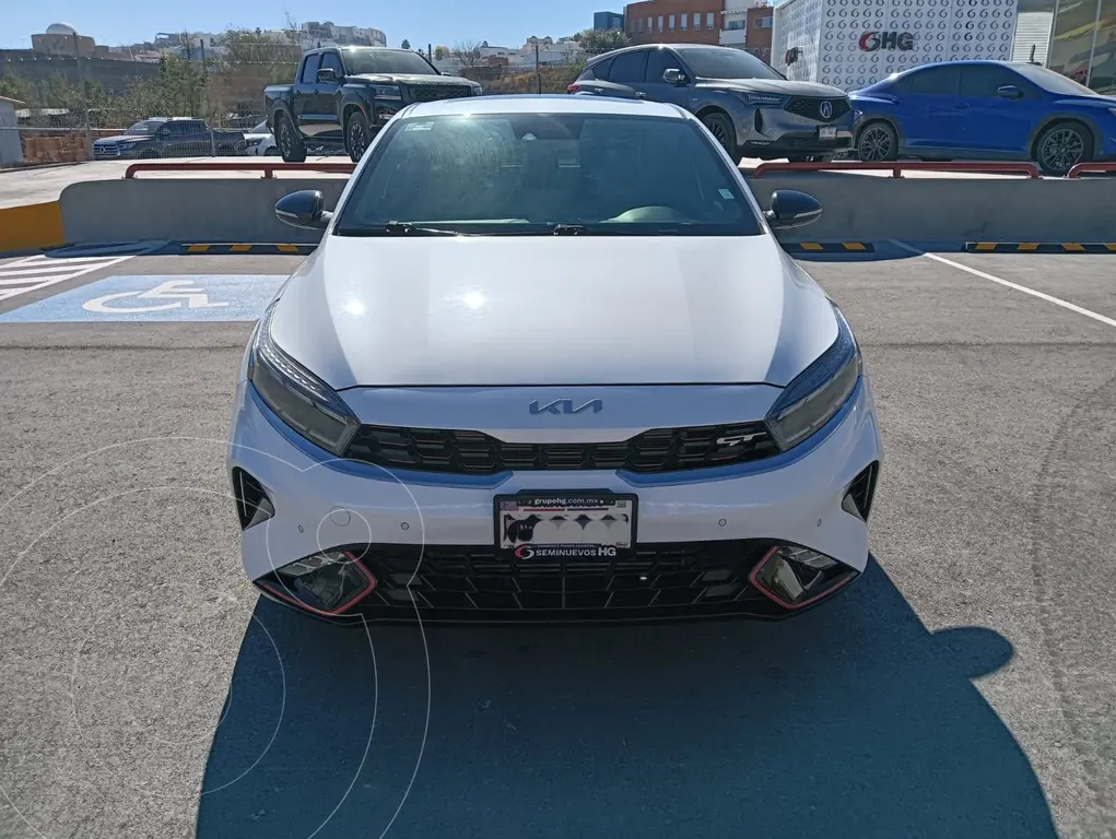 foto Kia Forte Sedán 1.6L GT Aut usado (2023) color Blanco precio $405,000